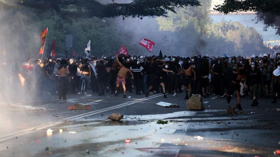 Orang-orang berperan-serta dalam protes menentang KTT G7 nan bakal datang di Evian-les-Bains di Prancis, di Jenewa, Swiss, 14 Juni 2026. (REUTERS/Umit Bektas)