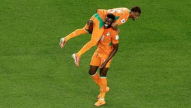 Soccer Football - FIFA World Cup 2026 - Group E - Ivory Coast v Ecuador - Philadelphia Stadium, Philadelphia, Pennsylvania, U.S. - June 14, 2026
Ivory Coast's Ibrahim Sangare celebrates with Amad Diallo after the match REUTERS/Jeenah Moon     TPX IM