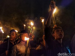 Bupati Bandung Bagi-bagi Kain Kafan di Malam Tahun Baru Islam