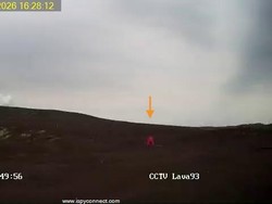 Viral Video Wisatawan Masih Naik Gunung Anak Krakatau Meski Dilarang