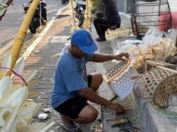 Laris Manis Jasa Pembuatan-Pemasangan Penjor di Badung Jelang Galungan