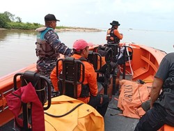 Kapal Terbalik Dihantam Ombak di Perairan Lampung Timur, 2 Nelayan Hilang