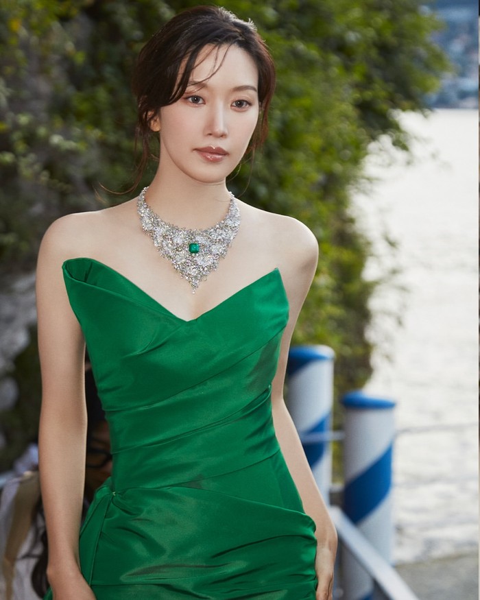 Pihak DAMIANI menyambut hangat dan mengucapkan terima kasih terhadap kehadiran para tamu tak terkecuali Moon Ga Young yang telah bergabung untuk memeriahkan acara pameran koleksi perhiasan Arte Maestra High Jewelry./ Foto: instagram.com/m_kayoung