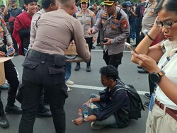 Polisi Bagikan Air Mineral dan Roti ke Massa Mahasiswa di Silang Monas