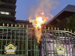 Massa Demo Semarang Bakar Jelangkung di Pagar DPRD Jateng
