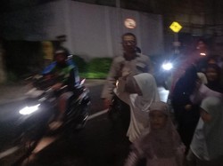 Ratusan Warga Ciputat Turun ke Jalan Gelar Pawai Obor, Polisi Mengawal