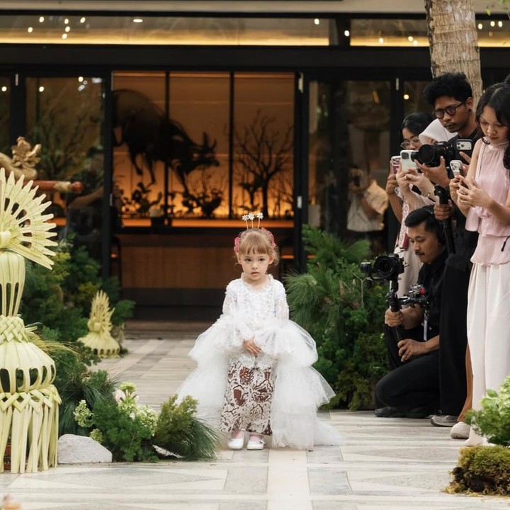 <p>Pada momen akad nikah, balita kesayangan netizen itu tampil cantik dengan kebaya modern lengkap dengan kain batik sebagai bawahannya. Kamari juga mengenakan sanggul mini yang membuat penampilannya semakin menggemaskan. (Foto: @fcgweddings via Instagram @jennifercoppenreal20)</p>