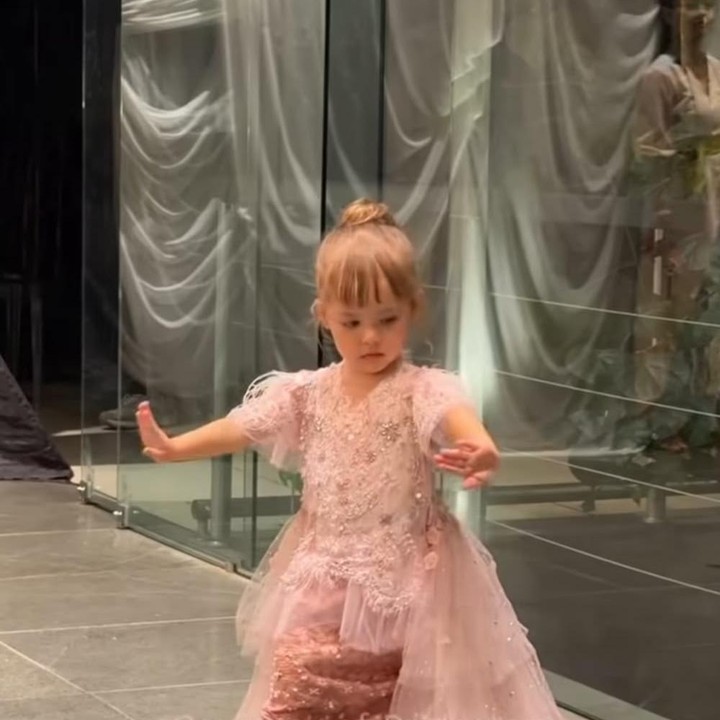 <p>Pada kesempatan yang sama, Kamari terlihat mengenakan busana berwarna pink yang manis. Ia memakai atasan pink muda dengan aksen <em>ruffle</em> yang membuat penampilannya semakin menggemaskan. Tingkah Kamari yang asyik menari juga mencuri perhatian dan mengundang komentar dari netizen. &ldquo;Kamari cantik banget,&rdquo; ujar <em>@lin***.</em> &ldquo;Kamari gemas banget sih,&rdquo; kata <em>@yun***</em>. &ldquo;Selalu salah fokus sama Kamari, selalu <em>happy</em> anaknya,&rdquo; tambah<em> @int***.</em> (Foto: Instagram @thebridestory)</p>