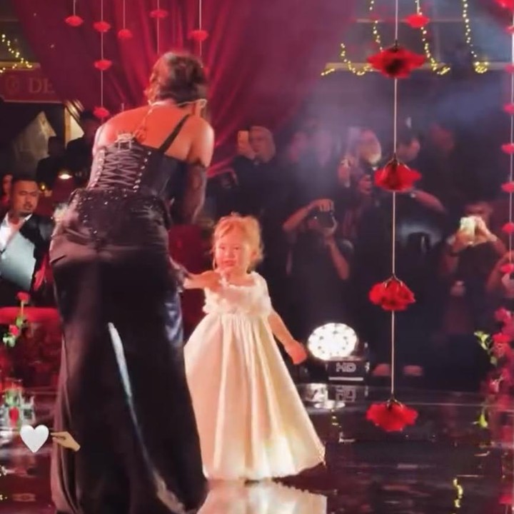 <p>Di momen resepsi sang Bunda, bocah 2 tahun ini kembali mencuri perhatian dengan dress putih yang cantik dan elegan. Kamari tampak begitu percaya diri saat diajak bernyanyi dan berdansa oleh Marion Jola di atas panggung. (Foto: Instagram @lalamarionmj)</p>