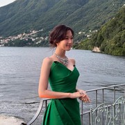 Pakai Gaun Hijau Zamrud, Simak Pesona Mewah Moon Ga Young di Event Terbaru DAMIANI