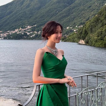 Pakai Gaun Hijau Zamrud, Simak Pesona Mewah Moon Ga Young di Event Terbaru DAMIANI