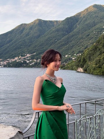 Pakai Gaun Hijau Zamrud, Simak Pesona Mewah Moon Ga Young di Event Terbaru DAMIANI