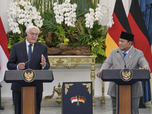 Indonesia's President Prabowo Subianto (R) and Germany's President Frank-Walter Steinmeier attend a press conference at the Merdeka Palace in Jakarta on June 15, 2026. (Photo by BAY ISMOYO / AFP)
