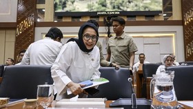 Kepala Badan Gizi Nasional (BGN) Nanik Sudaryati Deyang bersiap mengikuti rapat kerja dengan Komisi IX DPR di Kompleks Parlemen, Senayan, Jakarta, Senin (15/6/2026). Rapat yang berlangsung tertutup tersebut membahas program kerja BGN, Rencana Kerja d