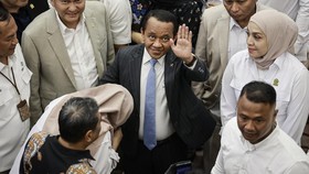 Menteri ESDM Bahlil Lahadalia (tengah) melambaikan tangan usai mengikuti rapat kerja dengan Komisi XII DPR di Kompleks Parlemen, Senayan, Jakarta, Senin (15/6/2026). Rapat tersebut membahas asumsi dasar sektor ESDM tahun 2027, penetapan asumsi dasar