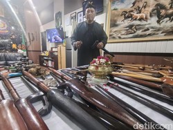 Tradisi Jamasan Jelang 1 Suro, Warga Sidoarjo Rawat Ratusan Keris
