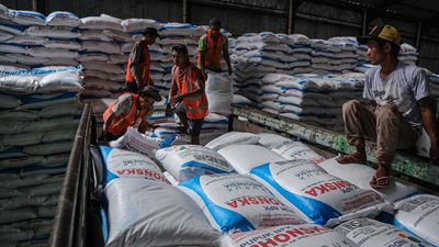 Pekerja mengangkut pupuk bersubsidi phonska ke dalam truk untuk didistribusikan di Gudang Kalikuning, Kabupaten Semarang, Jawa Tengah, Senin (15/6/2026). Menteri Koordinator Pangan Zulkifli Hasan meny