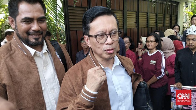 Sudah lebih dari satu tahun kasus dugaan pencemaran nama baik terkait ijazah Presiden Ketujuh RI, Joko Widodo (Jokowi) berlangsung. Namun hingga saat ini kasus yang melibatkan Roy Suryo Cs itu tak kunjung disidangkan.

Ketua Umum Relawan Militan Gi