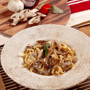 Ide Makan Malam Praktis nan Lezat, Ini Resep Pasta Carbonara Ayam Jamur yang Creamy