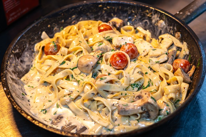 Resep Pasta Carbonara Ayam Jamur yang Creamy dan Comforting