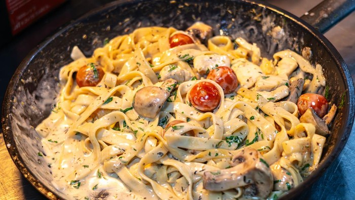 Resep Pasta Carbonara Ayam Jamur yang Creamy dan Comforting