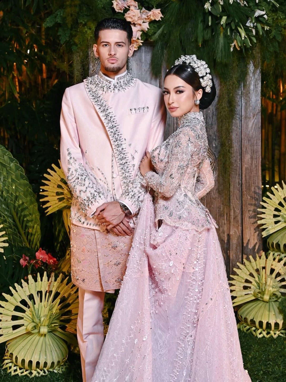 Resepsi pernikahan Jennifer Coppen dan Justin Hubner dengan busana adat Bali modifikasi&period; &lpar;Instagram &commat;jennifercoppenreal20&rpar;