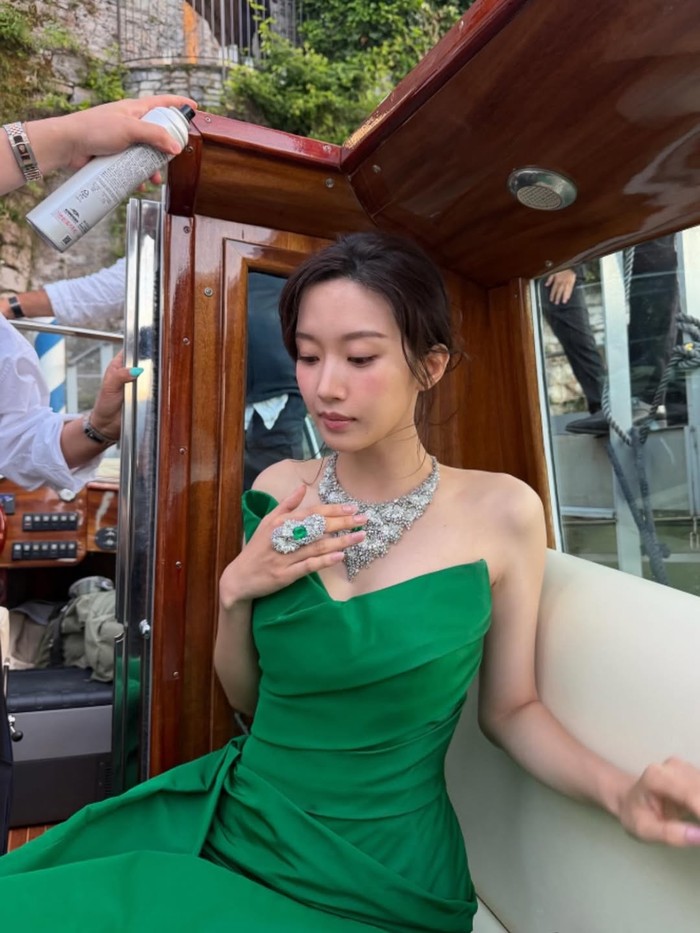 Sang aktris mendapatkan kepercayaan besar untuk memamerkan koleksi perhiasan berupa kalung dan cincin rancangan DAMIANI yang kaya akan berlian mewah dan menonjolkan batu permata hijau senada dengan warna gaun./ Foto: instagram.com/m_kayoung