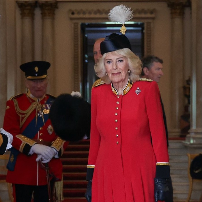 Sebagai Kolonel Grenadier Guards, Ratu Camilla memilih tampilan bergaya terinspirasi militer yang dipadukan dengan topi beraksen bulu putih besar yang standout/Foto: instagram.com/theroyalfamily