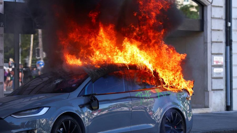 Sebuah mobil Tesla terbakar saat protes menentang KTT G7 mendatang di Evian-les-Bains, Prancis, di Jenewa, Swiss, 14 Juni 2026.