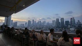 Berlokasi di kawasan Kuningan Jakarta, Tanjakan 13 memanfaatkan area parkir mal yang dimodifikasi menjadi ruang publik dengan konsep modern.