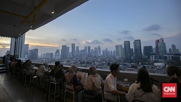 FOTO: Romantisme Secangkir Kopi dan Senja Langit Jakarta
