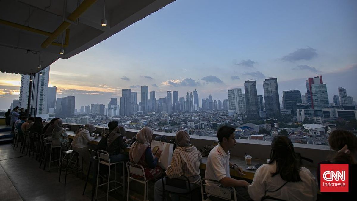 Foto: Romantisme Secangkir Kopi Dan Senja Langit Jakarta
