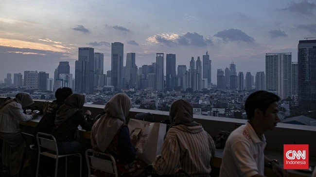 Berlokasi di kawasan Kuningan Jakarta, Tanjakan 13 memanfaatkan area parkir mal yang dimodifikasi menjadi ruang publik dengan konsep modern.