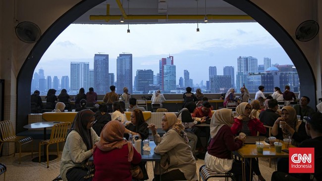 Berlokasi di kawasan Kuningan Jakarta, Tanjakan 13 memanfaatkan area parkir mal yang dimodifikasi menjadi ruang publik dengan konsep modern.