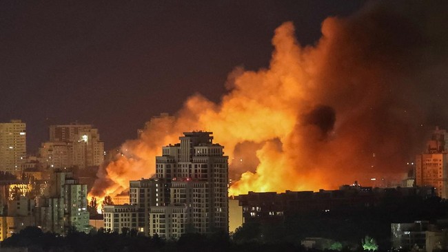 Fire and smoke rise in the city during a Russian missile and drone strike, amid Russia's attack on Ukraine, in Kyiv, Ukraine June 15, 2026. REUTERS/Gleb Garanich     TPX IMAGES OF THE DAY