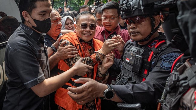Bupati Pati nonaktif Sudewo (tengah) menyapa pendukungnya seusai menjalani sidang perdana pembacaan dakwaan di Pengadilan Tipikor Semarang, Jawa Tengah, Senin (15/6/2026). Penuntut Umum KPK mendakwa Sudewo menerima suap dan gratifikasi terkait pelaks