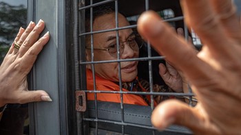 Bupati Pati nonaktif Sudewo (tengah) menyapa pendukungnya seusai menjalani sidang perdana pembacaan dakwaan di Pengadilan Tipikor Semarang, Jawa Tengah, Senin (15/6/2026). Penuntut Umum KPK mendakwa Sudewo menerima suap dan gratifikasi terkait pelaks