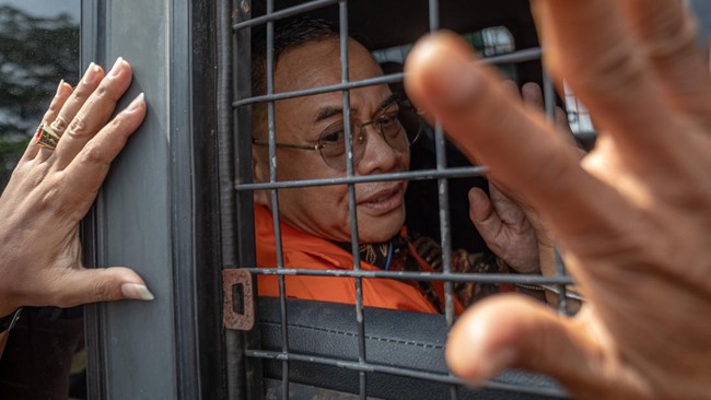 Bupati Pati nonaktif Sudewo (tengah) menyapa pendukungnya seusai menjalani sidang perdana pembacaan dakwaan di Pengadilan Tipikor Semarang, Jawa Tengah, Senin (15/6/2026). Penuntut Umum KPK mendakwa Sudewo menerima suap dan gratifikasi terkait pelaks