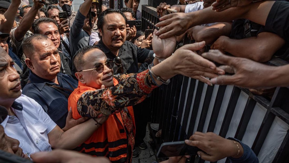 Bupati Pati nonaktif Sudewo (tengah) menyapa pendukungnya seusai menjalani sidang perdana pembacaan dakwaan di Pengadilan Tipikor Semarang, Jawa Tengah, Senin (15/6/2026). Penuntut Umum KPK mendakwa Sudewo menerima suap dan gratifikasi terkait pelaks
