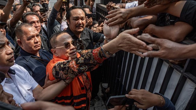 Bupati Pati nonaktif Sudewo (tengah) menyapa pendukungnya seusai menjalani sidang perdana pembacaan dakwaan di Pengadilan Tipikor Semarang, Jawa Tengah, Senin (15/6/2026). Penuntut Umum KPK mendakwa Sudewo menerima suap dan gratifikasi terkait pelaks