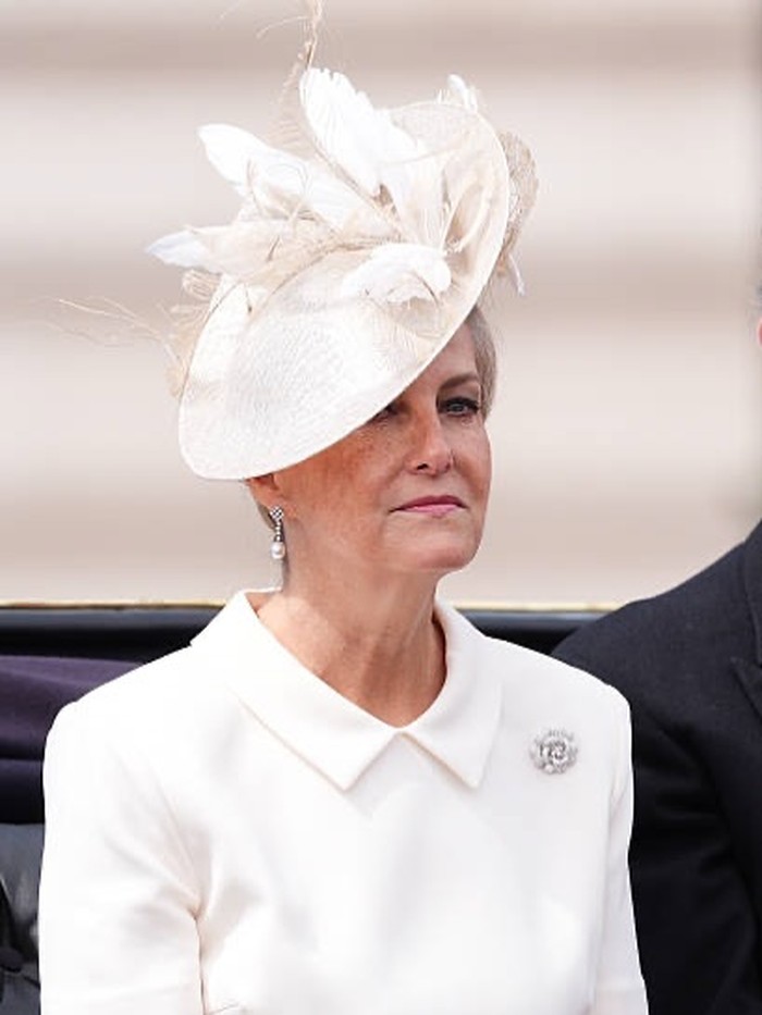 Sophie, Duchess of Edinburgh, tampil serba putih di Trooping the Colour 2026. Fascinator yang dikenakannya menjadi detail paling mencolok dan menarik perhatian/Foto: instagram.com/thedukeandduchessofedinburgh