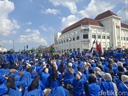 Ada Demo Mahasiswa UII, Titik Nol Jogja Membiru Siang Ini