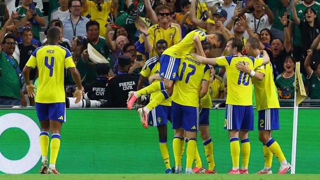 Soccer Football - FIFA World Cup 2026 - Group F - Sweden v Tunisia - Estadio Monterrey, Monterrey, Mexico - June 14, 2026 Sweden's Viktor Gyokeres celebrates scoring their third goal with teammates REUTERS/Daniel Becerril