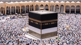 Tahap akhir pembuatan Kiswah Ka'bah yang baru telah selesai di Kompleks Raja Abdulaziz untuk Kiswah Ka'bah Suci di Makkah, yang mencerminkan dedikasi Arab Saudi terhadap dua masjid suci melalui teknologi canggih dan keahlian yang terampil.