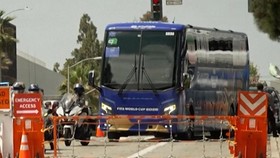 Momen Bus Timnas Iran Tiba di AS, Disambut Aksi Demonsrasi