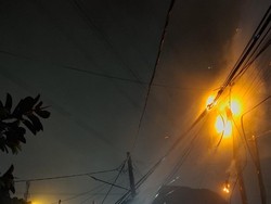 Tiang Listrik di Cipayung Depok Terbakar, Diduga Akibat Korsleting