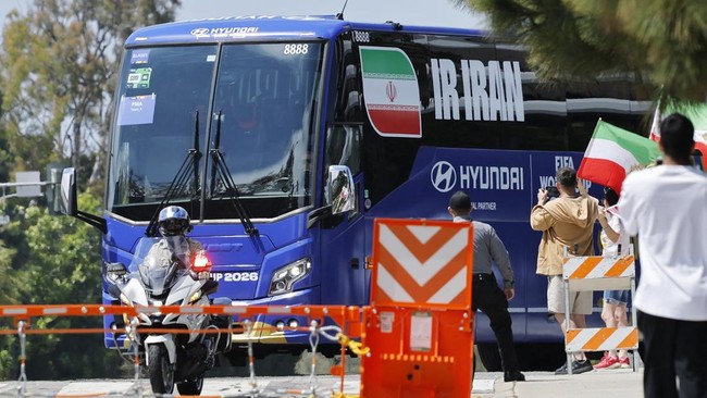 Soccer Football - FIFA World Cup 2026 - Iran Hotel Arrival - Manhattan Beach, California, U.S. - June 14, 2026 The Iran team bus arrives at the hotel with a police escort REUTERS/Mike Blake