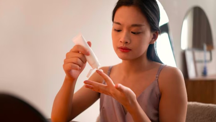 5 Efek Samping Terlalu Sering Pakai Tone Up Lotion, Jangan Dianggap Sepele!