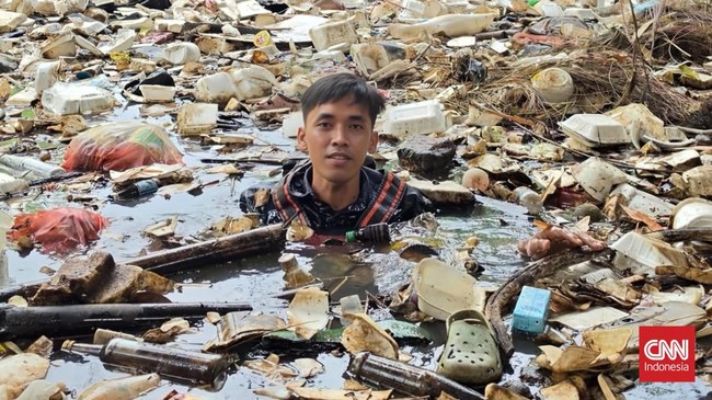 Gabungan relawan membersihkan Sungai Cibanten yang memiliki sejarah panjang Kesultanan Banten pada akhir pekan lalu.