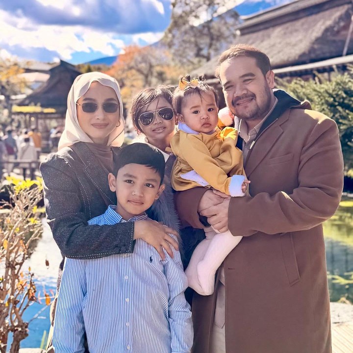 <p>Kabar tersebut dibagikan langsung oleh Tya melalui beberapa foto yang diunggah di akun Instagram pribadinya. &ldquo;Mt Fuji, Japan. <em>Spend time with my little family. </em>Sebelum ini travel anak dua, arif ara. Sekarang anak tiga, tambah aghnia. Lebih meriah hahahha,&rdquo; tulis Tya, dikutip dari laman Instagram <em>@tyaarifinnw,</em> Senin (15/6/2026).&nbsp;(Foto: Instagram @tyaarifinnw)</p>